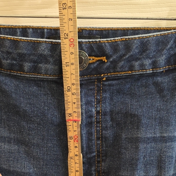 Fashion to Figure Distressed Frayed Hem Denim Shorts Size 18 - Picture 5 of 6